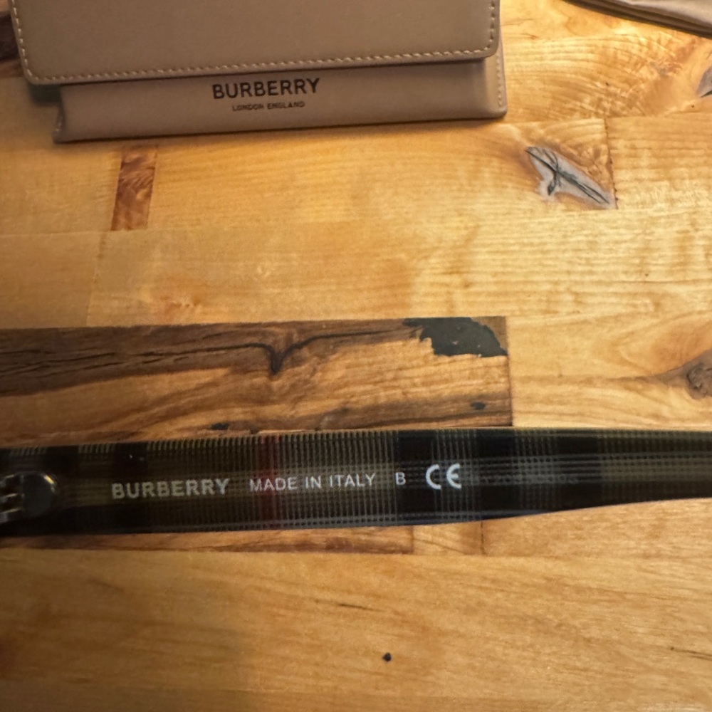 LIKE NEW Burberry Cooper Sunglasses w, case, dust bag, & box - Picture 4 of 11